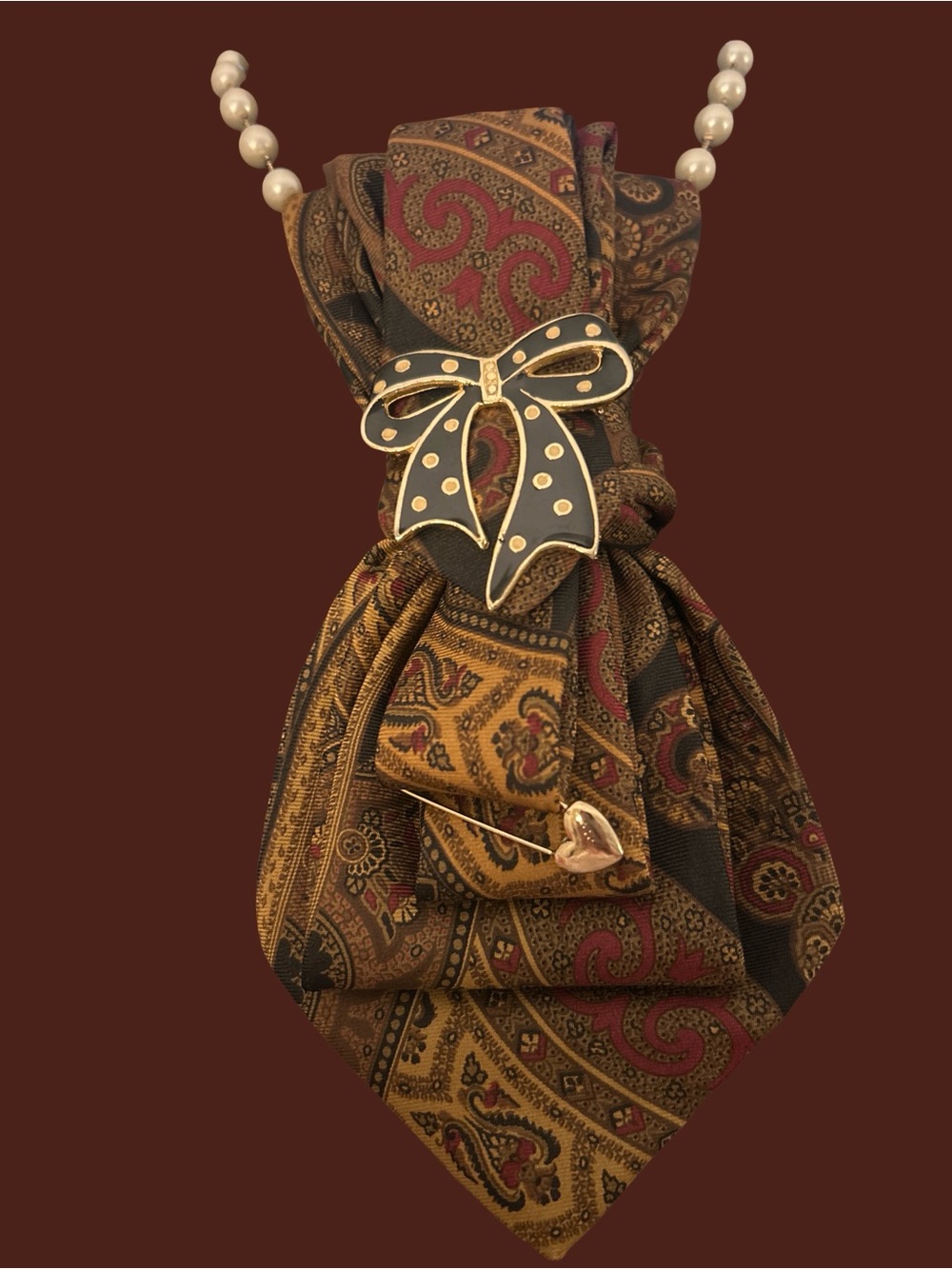 Vintage-Inspired Paisley Ascot Cravat with Decorative Bow Pin